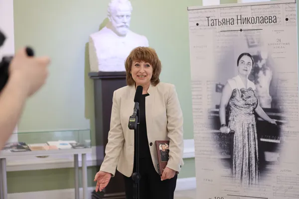 На открытии выставки к 100-летию Т. П. Николаевой выступает директор брянской Детской школы искусств № 1 им. Т. П. Николаевой Елена Владимировна Денбновецкая
