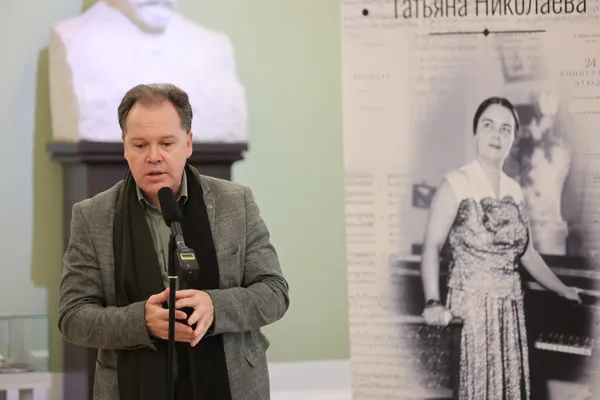 На открытии к 100-летию Т. П. Николаевой выступает её ученик, профессор Российской академии музыки им. Гнесиных Юрий Александрович Богданов