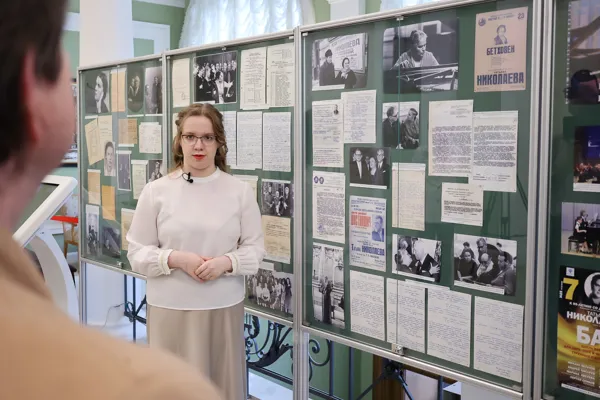 Краткую экскурсию для собравшихся по выставске к 100-летию Т. П. Николаевой проводит архивист Ксения Середкина