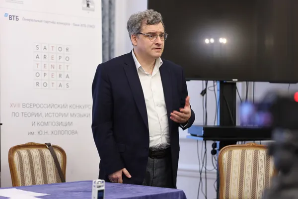 Участников конкурса приветствует член жюри, доцент кафедры теории музыки Григорий Иванович Лыжов