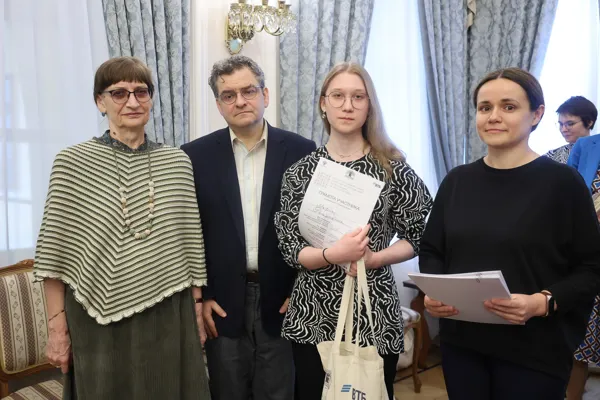 Грамоту участника в номинации «Теория музыки» Всероссийского конкурса им. Ю. Н. Холопова получает Рощупкина Мария (Москва)