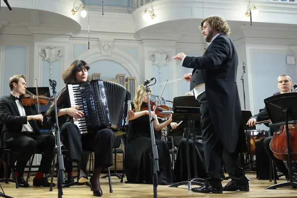 И. С. Бах. Концерт №1 для клавира и оркестра ре минор, BWV 1052 (переложение М. Власовой). Исполняет Камерный оркестр Московской консерватории, солистка Мария Власова (аккордеон)