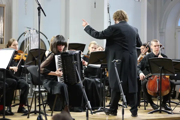 И. С. Бах. Концерт №1 для клавира и оркестра ре минор, BWV 1052 (переложение М. Власовой). Исполняет Камерный оркестр Московской консерватории, солистка Мария Власова (аккордеон)