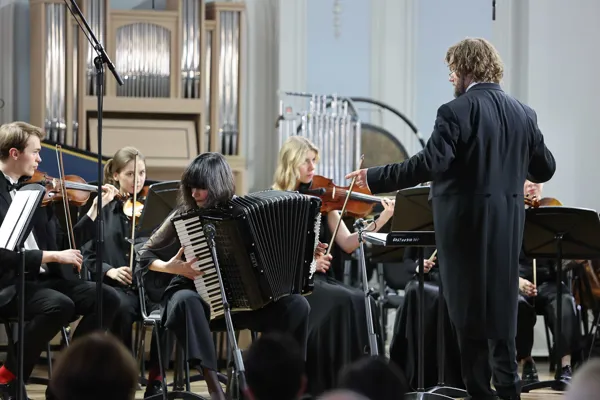 И. С. Бах. Концерт №1 для клавира и оркестра ре минор, BWV 1052 (переложение М. Власовой). Исполняет Камерный оркестр Московской консерватории, солистка Мария Власова (аккордеон)