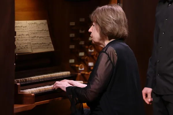 И.С. Бах. Прелюдия и фуга для органа си минор, BWV 544. Исполняет Людмила Голуб (орган)