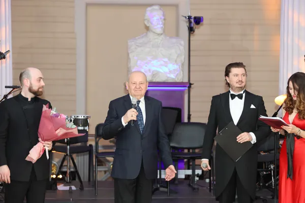 Выступает заведующий кафедрой оперной подготовки, декан вокального факультета, Народный артист РФ, профессор Петр Ильич Скусниченко