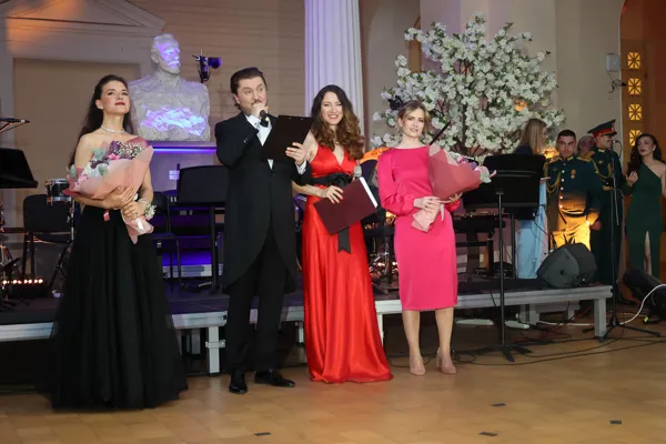 Ведущие благодарят Музыкального руководителя бала Тамару Еприкян и сценариста XII Весеннего бала Наталью Денисенко