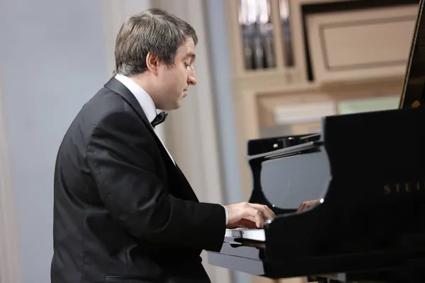 Л. ван Бетховен. Соната op. 27 № 2 cis-moll «Лунная». Исполняет Алексей Кудряшов (фортепиано)