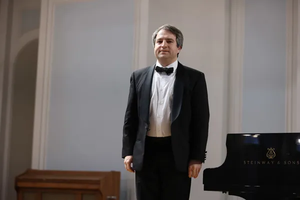 На сцене Рахманиновского зала Алексей Кудряшов (фортепиано)