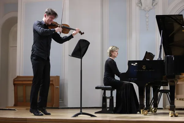 Сергей Полтавский (альт) и Елена Тарасова (фортепиано) на сцене Рахманиновского зала