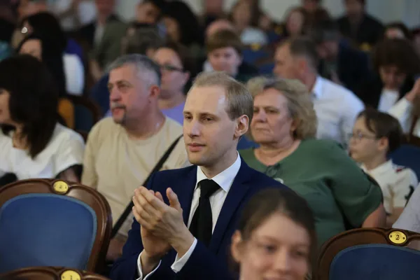 На мультимедийном концерте «В.Д. Поленов – художник и композитор». В зале – участник инициативной группы проекта, доцент кафедры истории русской музыки Д.И. Топилин
