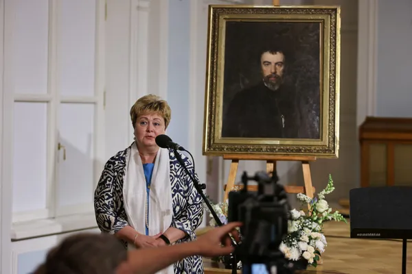 Автор идеи и художественный руководитель проекта «В.Д. Поленов – художник и композитор» – заведующая кафедрой истории русской музыки, Заслуженный работник культуры РФ, доктор искусствоведения, профессор И.А. Скворцова благодарит исполнителей