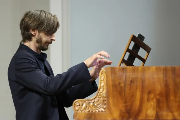 Владимир Иванов-Ракиевский на сцене Рахманиновского зала