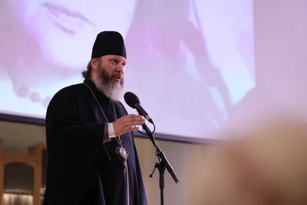 Вступительное слово — викарий Святейшего Патриарха Московского и всея Руси, председатель Синодального миссионерского отдела, председатель Комиссии по работе с вузами и научным сообществом при Епархиальном совете г. Москвы Епископ Луховицкий Евфимий