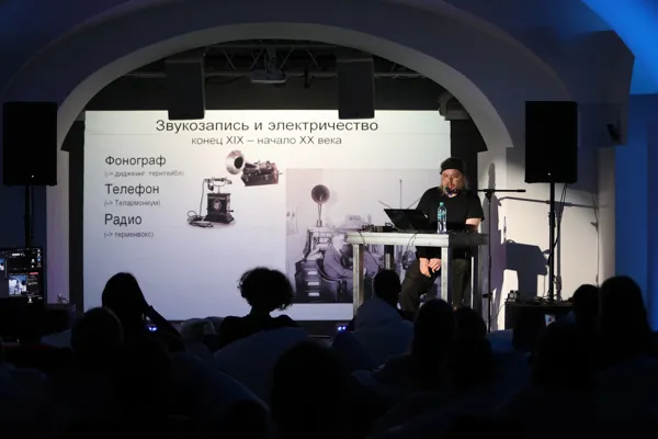 Серия лекций и концертов CEAM Education в арт-пространстве «Артемьев» открывается лекцией инженера ЦЭАМ, преподавателя консерватории и композитора Олега Макарова