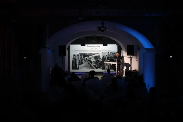 Лекция Олега Макарова «История и эстетика электроакустической музыки» в рамках CEAM Education. Арт-пространство «Артемьев»