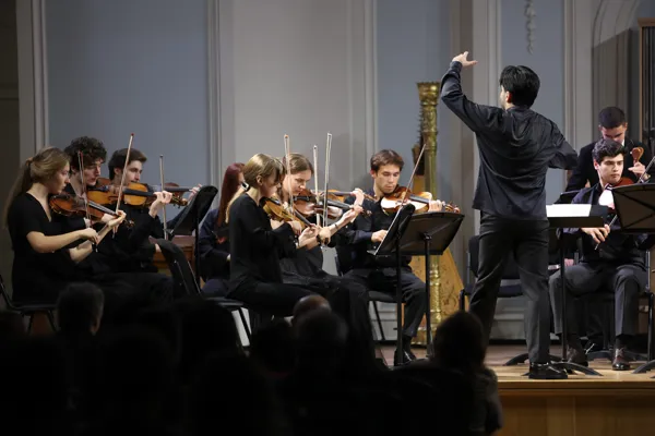 Камерный оркестр «Camerata Komitas», художественный руководитель и дирижёр Эрнест Алавердян. Рахманиновский зал