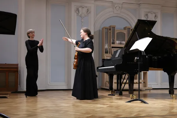 Елена Тарасова (фортепиано), Елена Корженевич (скрипка) на сцене Рахманиновского зала