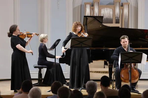 А. Шнитке. Adagio из балета «Эскизы». Исполняют Елена Корженевич (скрипка), Елена Тарасова (фортепиано), Алина Батыгина (скрипка), Данила Попов (виолончель)