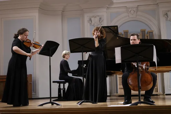 А. Шнитке. Adagio из балета «Эскизы». Исполняют Елена Корженевич (скрипка), Елена Тарасова (фортепиано), Алина Батыгина (скрипка), Данила Попов (виолончель)