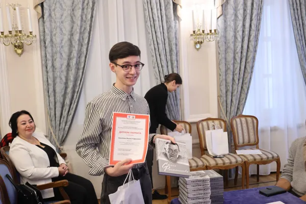 Лауреат I степени Конкурса курсовых работ музыковедов 2024 года Феликс Канатбаев. Тема: <i>«Кайя Саариахо: “Тайный сад” электронной гармонии»</i>. Кафедра теории музыки, научный руководитель – доцент А.К. Иглицкая