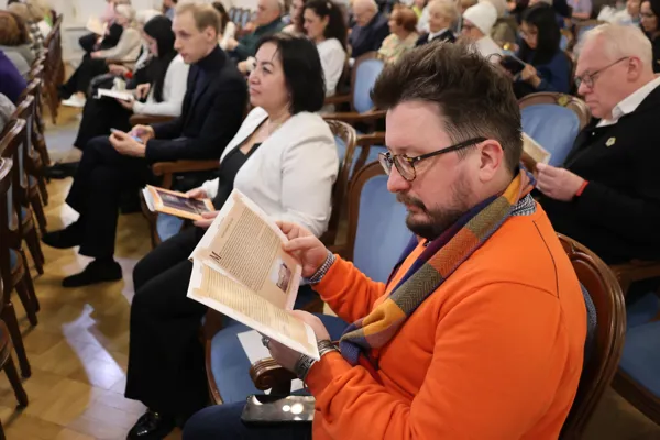 Перед началом концерта. В зале – доцент кафедры истории русской музыки Д.И. Топилин; начальник Центра организации практической подготовки и карьеры выпускников, кандидат искусствоведения, доцент Л.Р. Джуманова; доцент кафедры композиции К.А. Бодров – автор оркестровой версии «Прощания с Петербургом» М.И. Глинки