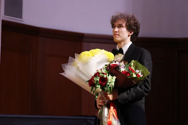 На сцене Малого зала Валентин Малинин (фортепиано)