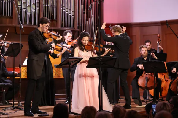 И. С. Бах. Концерт для двух скрипок с оркестром ре минор, BWV 1043. Исполняет Камерный оркестр «Академия русской музыки», художественный руководитель и дирижёр Иван Никифорчин. Солисты Равиль Ислямов, Анна Савкина (скрипка)