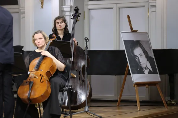Ольга Галочкина (виолончель), Наталия Цурко (контрабас)