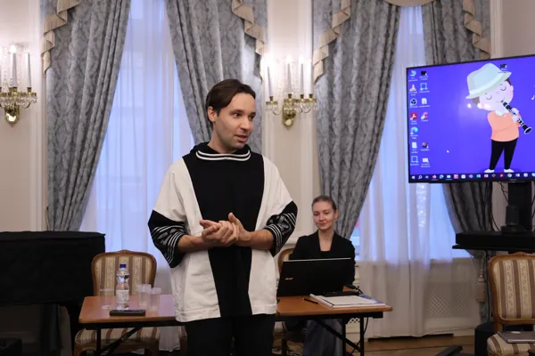 Церемонию награждения проводит главный редактор журнала «Музыкальная академия» Ярослав Тимофеев