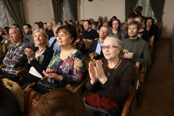 Слушатели концерта <i>«Камерно-инструментальные сочинения М.И. Глинки. К 220-летию со дня рождения»</i> из цикла «Встречи в музыкальной гостиной» приветствуют исполнителей