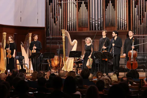 Мария Фёдорова (арфа) и солисты Камерного оркестра «Camerata Komitas» на сцене Малого зала