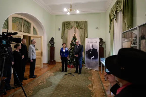 Открытие выставки, посвящённой 180-летию скрипача и педагога Ивана Войцеховича Гржимали в фойе партера Малого зала. Выступает ректор консерватории, профессор Александр Сергеевич Соколов