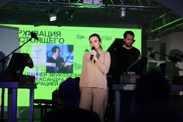 Лектора представляет научный сотрудник Центра электроакустической музыки Ирина Севастьянова