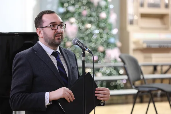 Концерт ведёт музыковед Александр Баранов