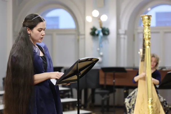 И.С. Бах - Ш. Гуно. «Ave Maria» для сопрано, арфы и органа. На сцене Рахманиновского зала Ефорсинья Мурашкина (сопрано), Мария Федорова (арфа)