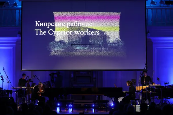 В пьесе “Elsewhere” Янниса Кириакидеса используется текст писем Артюра Рембо, который проецируется на экране 