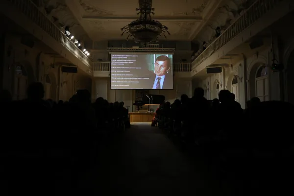 Программу концерта предваряет показ документального видеопроекта «Возвращение Дома», посвященного истории усадьбы Сергея Васильевича Рахманинова «Ивановка» и создателю на её месте одноимённого Музея-заповедника С. В. Рахманинова, школьному учителю, историку музыки, подвижнику и просветителю Александру Ивановичу Ермакову (1951–2022)