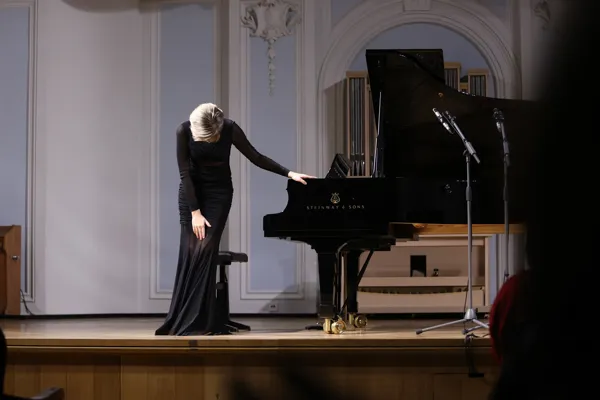 На сцене Рахманиновского зала Елена Тарасова (фортепиано)