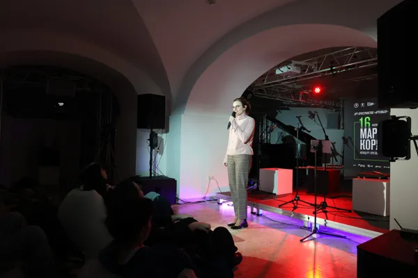 Марию Корякину представляет креативный продюсер фестиваля «Биомеханика» Ирина Севастьянова