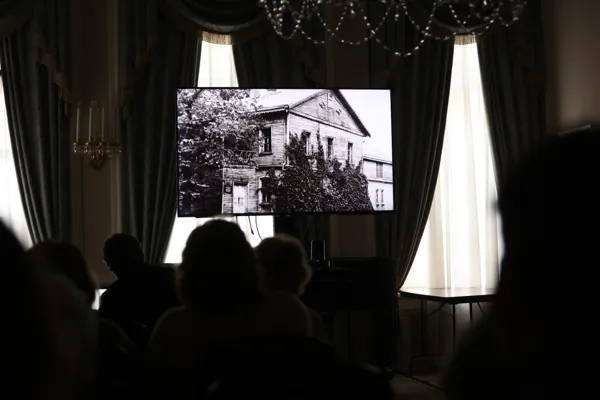 На экране документальный видеопроект «Возвращение Дома» (Студия Ивана Старостина, 2024)