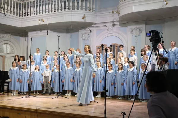 На сцене Рахманиновского зала хор «Жаворонок» ДХШ «Весна» им. А.С. Пономарёва, дирижёр Ирина Волосовцева