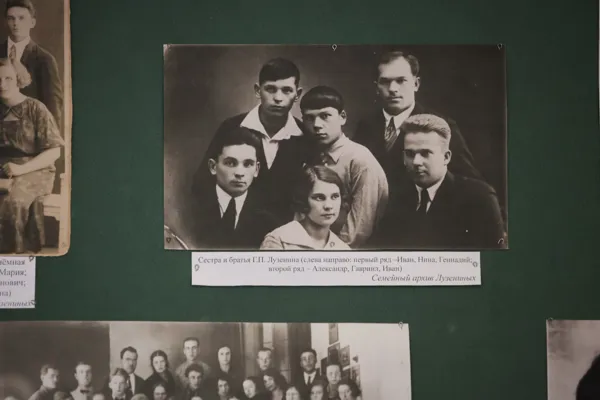 Фото из семейного архива Лузениных на стенде выставки «Поклонимся великим тем годам», подготовленной Архивом консерватории