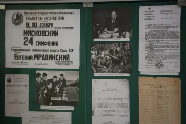 Выставочная экспозиция «Поклонимся великим тем годам», посвященная истории Консерватории в годы Великой Отечественной войны 1941-1945 гг. Выставка подготовлена Архивом Московской консерватории. 1-й этаж Первого учебного корпуса консерватории