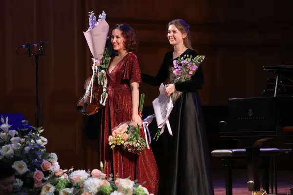 Полина Сенатулова (скрипка), Екатерина Макаренко (фортепиано) на сцене Большого зала