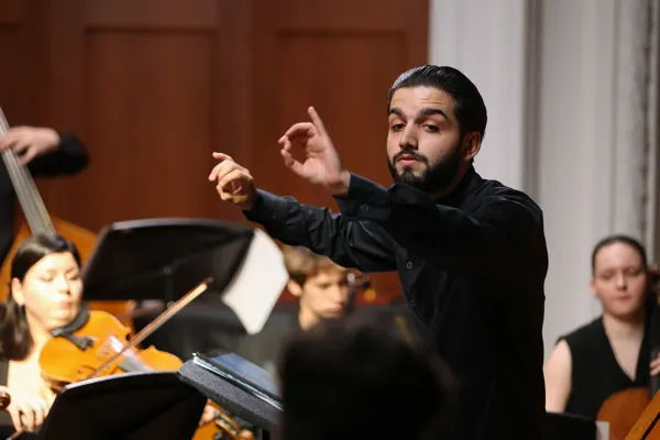 На сцене Малого зала Камерный оркестр «Camerata Komitas», художественный руководитель и дирижёр Эрнест Алавердян