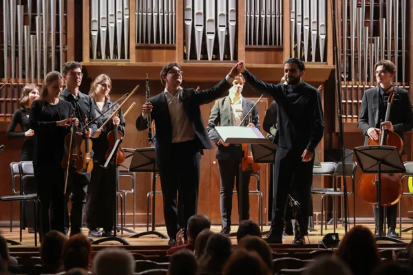 Камерный оркестр «Camerata Komitas», художественный руководитель и дирижер Эрнест Алавердян. Фёдор Освер — гобой