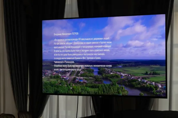 На экране документальный видеопроект «Возвращение Дома». Автор сценария, режиссер, редактор – Елена Тарасова. Монтаж, графика, ai – Иван Старостин