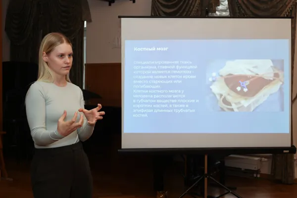 Ксения Дюжина, заместитель руководителя Регистра доноров костного мозга Пироговского университета, проводит познавательную лекцию о донорстве костного мозга для студентов и преподавателей консерватории. Зал им. Н. Я. Мясковского