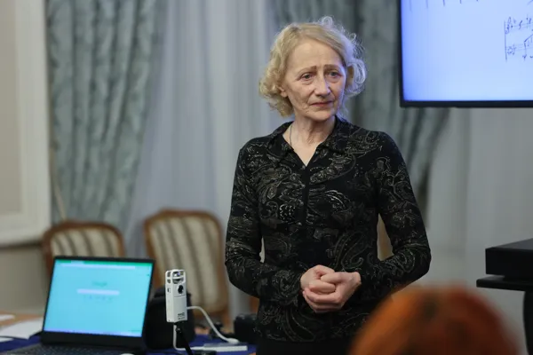Герой цикла программ Творческой студии Alter TEG «ПОДВИЖНИКИ / Прямая речь» Наталья Борисовна Басманова – краевед, экскурсовод, кинофотодокументалист, председатель Старорусского отделения Рахманиновского Общества, создатель музея «Родина С.В. Рахманинова»